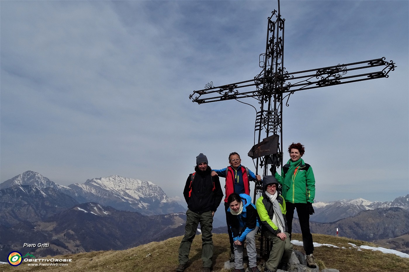 34 Alla croce di vetta dello Zuc di Valbona con Grigne sullo sfondo.JPG -                                